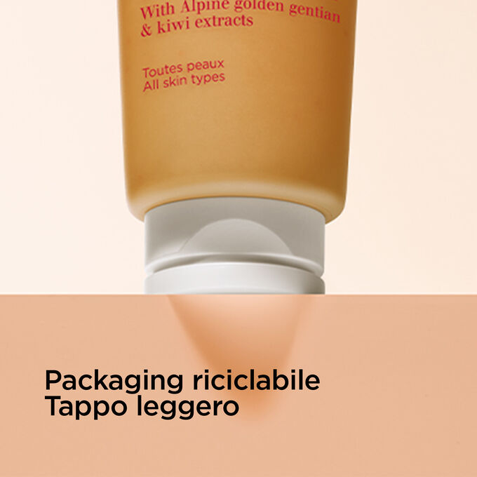 Primo piano sul fondo del Detergente Esfoliante Delicato per illustrare il packaging riciclabile e il tappo leggero