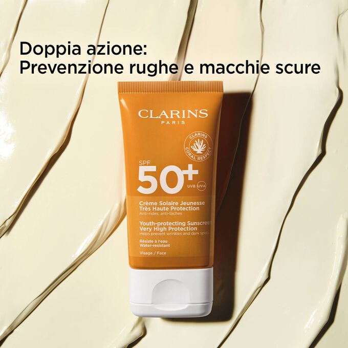 Packshot su sfondo texturizzato del tubetto crema anti-età 50+ con testo sull'azione preventiva anti rughe e macchie scure