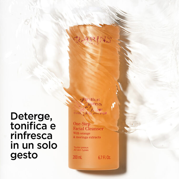 Packshot del flacone arancione del detergente viso con testo sulla sua efficacia su ogni tipo di make-up.