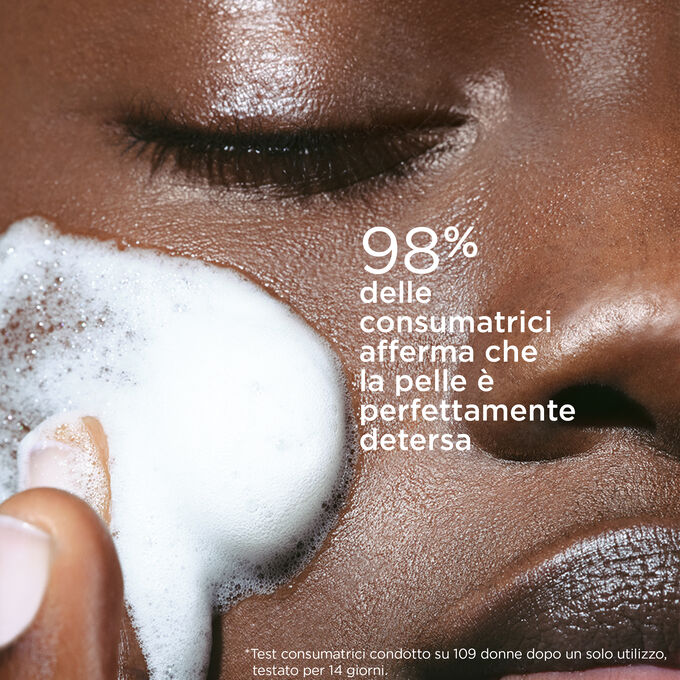 Primo piano applicazione del detergente schiumogeno per il viso per illustrare che il 98% trova la pelle detersa